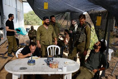 Soldados israelíes descansan en una base militar temporal en el lado israelí de la frontera entre Israel y Gaza.