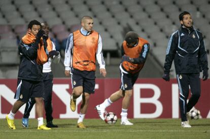 Benzema (en el centro), rodeado por Marcelo, Lass y Diarra en el entrenamiento de ayer.