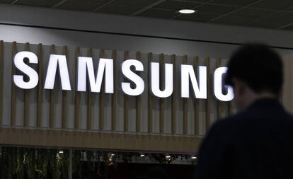 Un cartel de Samsung en una muestra de productos electrónicos en Seúl.