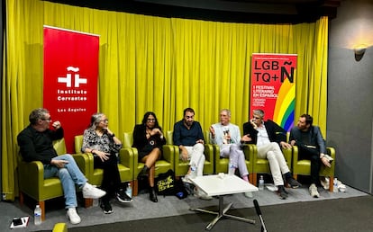 De izquierda a derecha, los escritores Luisgé Martín, Claudia Salazar, Gabriela Wiener, Nando López, Boris Izaguirre, Pablo Simonetti y Felipe Restrepo, durante el festival LGBTQ Ñ en el Instituto Cervantes de Los Ángeles, el 5 de octubre de 2024.