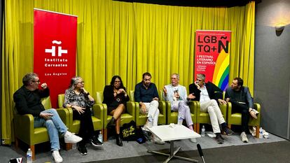 De izquierda a derecha, los escritores Luisgé Martín, Claudia Salazar, Gabriela Wiener, Nando López, Boris Izaguirre, Pablo Simonetti y Felipe Restrepo, durante el festival LGBTQ Ñ en el Instituto Cervantes de Los Ángeles, el 5 de octubre de 2024.