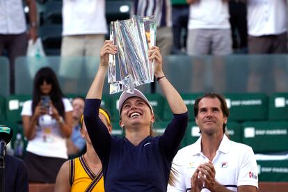 Paula Badosa alza el trofeo de campeona, en la pista central de Indian Wells.