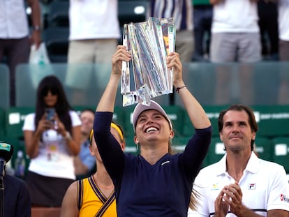 Paula Badosa alza el trofeo de campeona, en la pista central de Indian Wells.