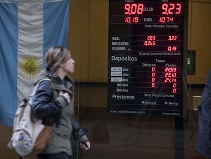 Una casa de cambio legal del centro de Buenos Aires ofrece las divisas que los argentinos pueden comprar con cupos.