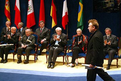 Miquel Barcel es aplaudido por los otros galardonados tras recibir el Prncipe de Asturias de las Artes.