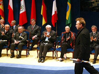 Miquel Barceló es aplaudido por los otros galardonados tras recibir el Príncipe de Asturias de las Artes.