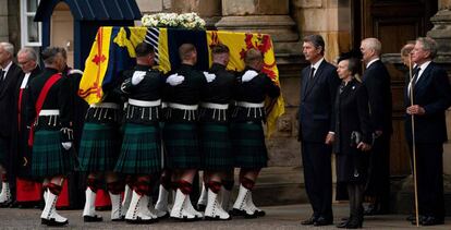 El féretro con los restos mortales de Isabel II, a su llegada al Palacio de Holyroodhouse, in Edimburgo.