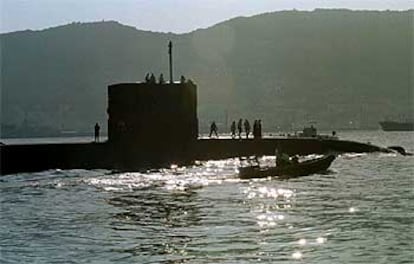 El submarino <b></b><i>Tireless,</i> a la salida de puerto de Gibraltar en mayo de 2001.