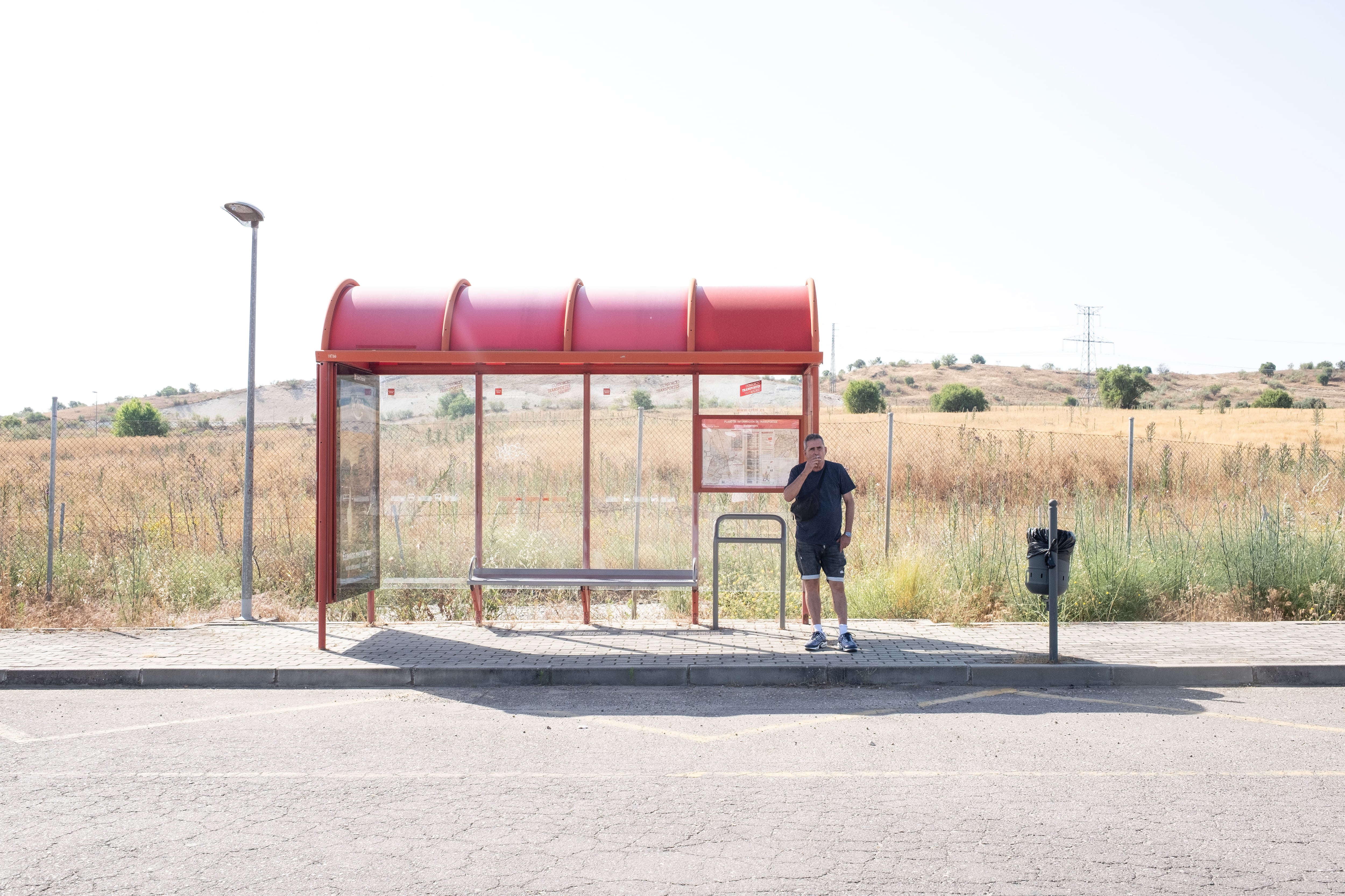 
Adolfo, en la parada de autobús que hay hunto a la cárcel de Valdemoro. 
