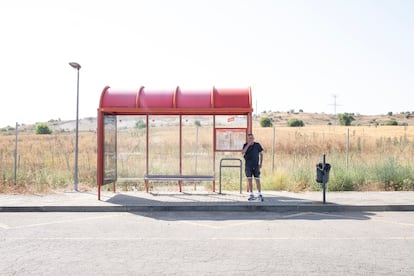 
Adolfo, en la parada de autobús que hay hunto a la cárcel de Valdemoro. 
