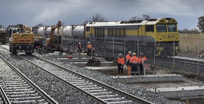 Obras de rehabilitación de la línea ferroviaria Gippsland, en el Estado australiano de Victoria.