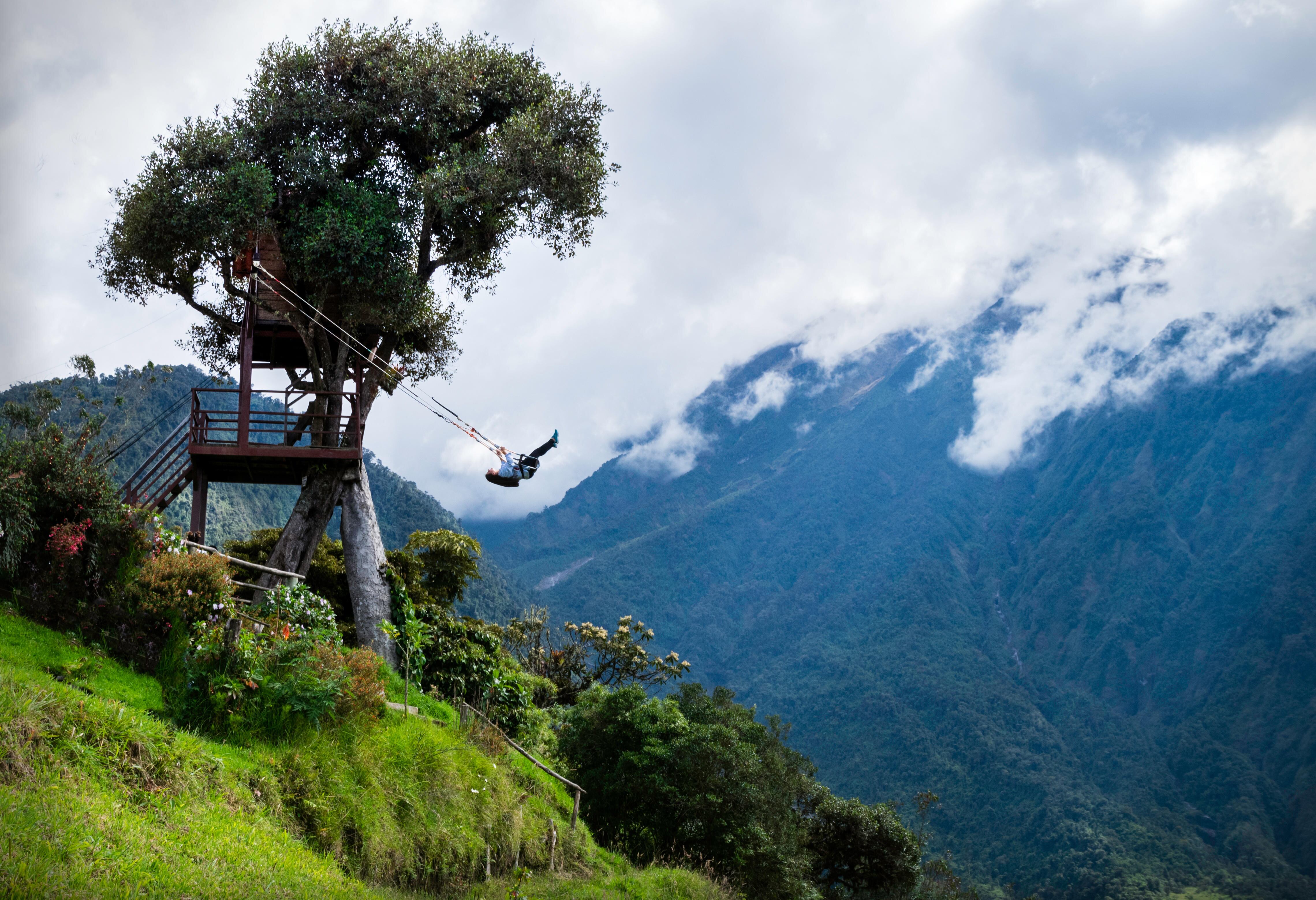 Un turista balanceándose en el columpio de Tungurahua, cerca de Baños (Ecuador).