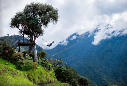 Un turista balanceándose en el columpio de Tungurahua, cerca de Baños (Ecuador).