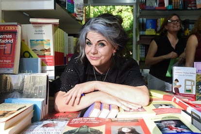 La escritora Caitlin Moran, en una firma de ejemplares de '¿Y los hombres qué?' el pasado 6 de junio en la Feria del Libro de Madrid.