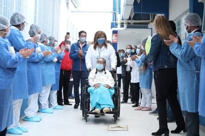 Una paciente de 92 años abandona el hospital colombiano que la trató tras recuperarse de coronavirus. 