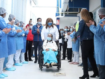 Una paciente de 92 años abandona el hospital colombiano que la trató tras recuperarse de coronavirus. 