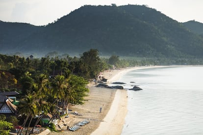 La mejor escapada playera tailandesa en pleno mes de agosto aguarda en esta isla del golfo de Tailandia; mientras en buena parte del país llueve, en Ko Samui apenas cae una gota. Un paraíso tropical en toda regla: palmeras junto a la arena suave (en la foto, playa de Lamai), fabulosa comida, amplia oferta de alojamiento, estimulante vida nocturna y, también, zonas tranquilas.