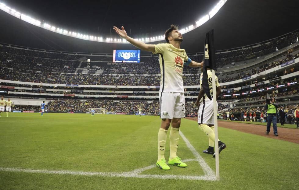 Oribe Peralta celebra un gol con el América, en 2017.