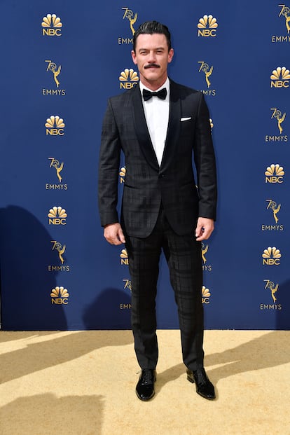 Luke Evans, de El Alienista, opta por un traje de cuadros de Boss.