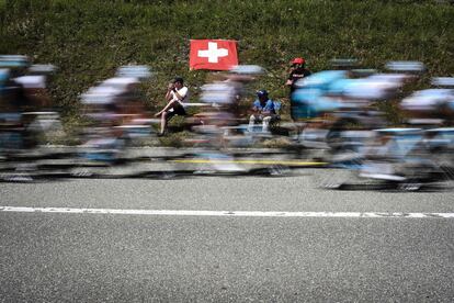 Aficionados suizos siguen el Tour de Francia cerca de  Berna.
