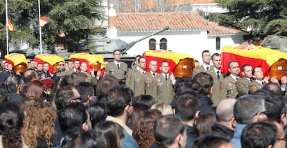 Funeral por los cinco militares muertos en un accidente con explosivos en Hoyo de Manzanares (Madrid), en febrero de 2011.