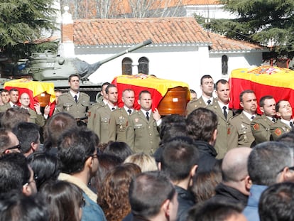 Funeral por los cinco militares fallecidos en un ejercicio de destrucción de explosivos en Hoyo de Manzanares (Madrid), celebrado en la base de El Goloso en febrero de 2011.