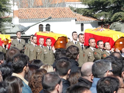 Funeral por los cinco militares muertos en un ejercicio de destrucción de explosivos en Hoyo de Manzanares (Madrid), en febrero de 2011.