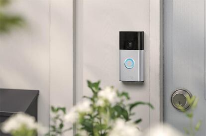 Videotimbre Ring Battery Video Doorbell colgado en la pared