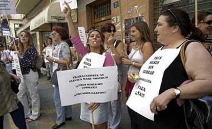 Trabajadores de la clínica Mare Nostrum, ayer durante su protesta frente a la delegación en Alicante de la Consejería de Sanidad.