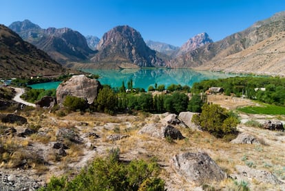 Turismo experiencial. Cerrada al turismo durante décadas, Tayikistán (Asia central) muestra una belleza natural muy seductora: escarpados paisajes tallados por una dura climatología, lagos que pasan de un color a otro como si fueran un arcoíris y pueblos remotos en montañas cuyos habitantes saludan con curiosidad. La ruta del Pamir es de las más populares entre los amantes del trekking. Allí encontrará fortalezas y caravasares de la antigua Ruta de la Seda.