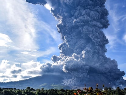 Karo (Indonesia).- (FILE) - Mount Sinabung spews volcanic smoke in Tiga Pancur Village, Karo, North Sumatra, Indonesia, 09 June 2019 (reissued 10 August 2020). According to latest media reports, Mount Sinabung, one of the most active volcanoes in Indonesia, erupted on 10 August spewing a column of volcanic ash high into the sky. Indonesia sits on the Pacific Ring of Fire, which accounts for 80 percent of the world's seismic activity. (Incendio) EFE/EPA/SARIANTO SEMBIRING