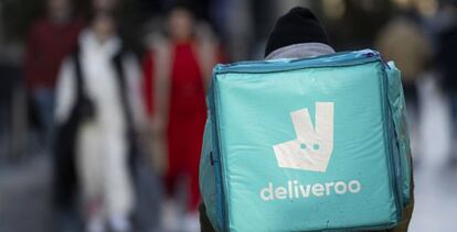 Un repartidor de Deliveroo, en Gales (Reino Unido). 