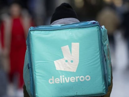 Un repartidor de Deliveroo, en Gales (Reino Unido). 