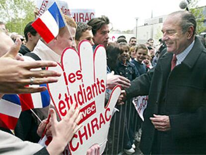 Chirac recibe el apoyo de los estudiantes en Chalons, al este del país.