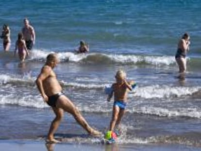 Turistas en una playa de Gran Canaria