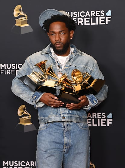 Kendrick Lamar casi no podía con todos sus Grammys. El rapero pasó del típico esmoquin de las galas de premios y apostó por un conjunto vaquero de Maison Margiela. 