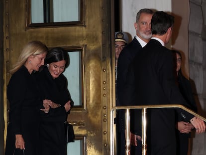 La reina Letizia, Marie-Chantal Miller, Pablo de Grecia y el rey Felipe IV, el domingo 15 de enero saliendo del restaurante donde cenaron en Atenas (Grecia).