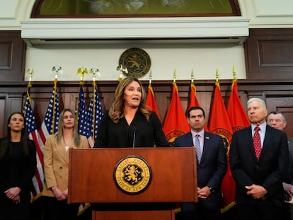 Caitlyn Jenner en una conferencia de prensa en Mineola, Nueva York, el 18 de marzo 2024.