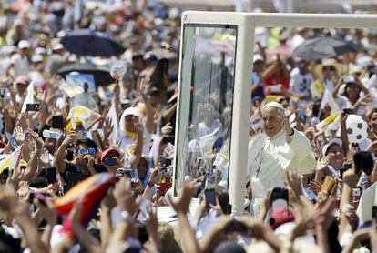 El papa Francisco saluda a la multitud desde el papamóvil a su llegada al parque Samanes de Guayaquil, en el segundo día de su visita a Ecuador.