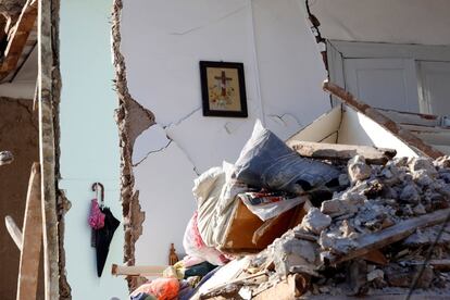 A damaged house is seen at the village of Vrissa on the Greek island of Lesbos, Greece, after a strong earthquake shook the eastern Aegean, June 12, 2017. REUTERS/Giorgos Moutafis