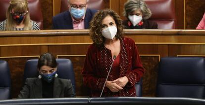 La ministra de Hacienda, María Jesús Montero, hoy, en la sesión de control del Congreso.