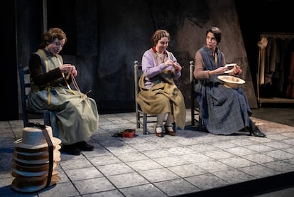 Isabel Ayúcar, Andrea Real y Natalia Huarte, en una escena de 'Natacha', en el Teatro Español.