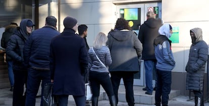 Clientes hacen cola en una sucursal de Sberbank situada en Moscú. La imagen, correspondiente al 25 de febrero, se tomó un día después de que se abriera la veda de sanciones.