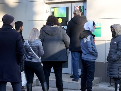 Clientes hacen cola en una sucursal de Sberbank situada en Moscú. La imagen, correspondiente al 25 de febrero, se tomó un día después de que se abriera la veda de sanciones.