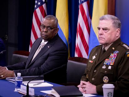 El secretario de Defensa de EE UU, Lloyd Austin (izquierda), junto al general Mark Milley, este lunes en la sede del Pentágono, en Arlington, Virginia.