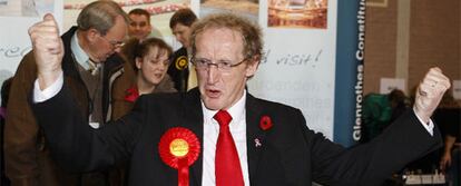 El candidato del Partido Laborista británico en Glenrothes (Escocia), Lindsay Roy, celebra su victoria.