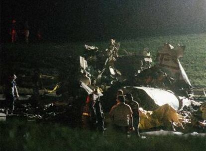 Equipos de rescate y bomberos trabajan en el avión siniestrado en el aeropuerto de Detroit en 1987.