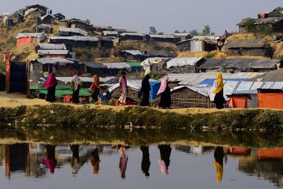 Un grupo de musulmanes rohingya camina por el campo de refugiados de Balukhali en Ukhia (Banglads).