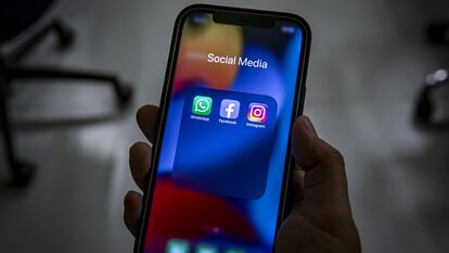 Aplicaciones de Instagram y Facebook en un móvil.