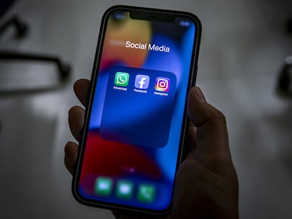 Aplicaciones de Instagram y Facebook en un móvil.